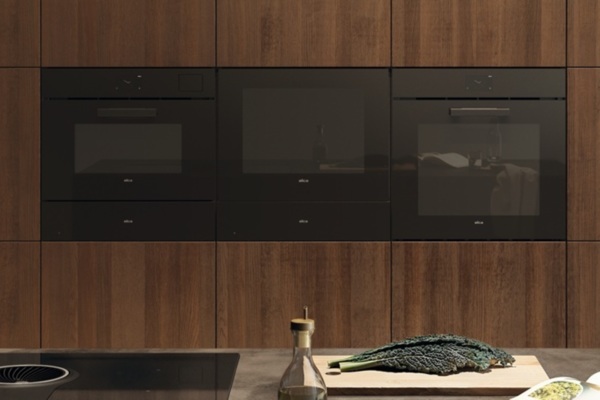 Avec Virtus Multi Pyro 60 TFT d'Elica, la précision culinaire rencontre le design